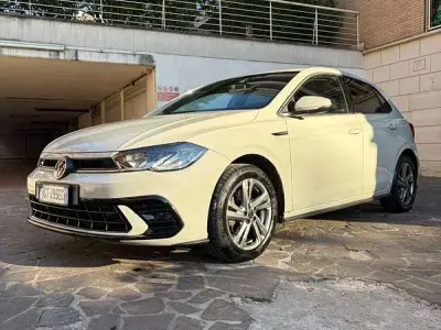 Usata VW Polo R-line 110 CV (80 kW) 2024 Beige Utilitaria