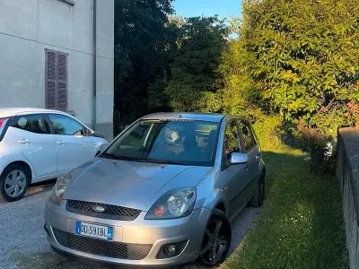 Usata Ford Fiesta Ghia 68 CV (50 kW) 2006 Grigio Utilitaria