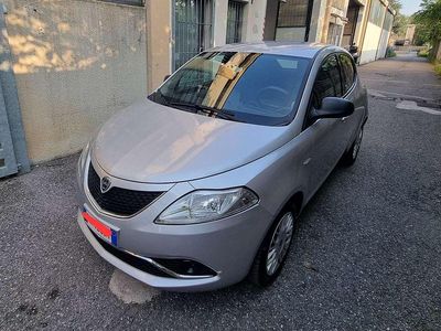 Usata Lancia Ypsilon Gold 69 CV (50 kW) 2017 Argento Utilitaria