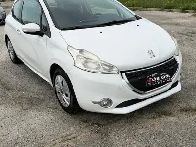 Usata Peugeot 208 Active 68 CV (50 kW) 2014 Bianco Utilitaria