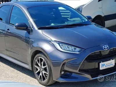 Begagnad Toyota Yaris Hybrid 92 HK (67 kW) 2021 Svart Sedan