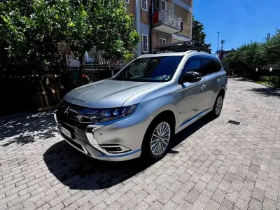 Usata Mitsubishi Outlander P-HEV 135 CV (99 kW) 2019 Argento SUV