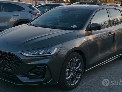 Begagnad Ford Focus ST-Line X 125 HK (91 kW) 2023 Grå Sedan
