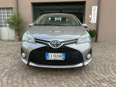 Usata Toyota Yaris Lounge 90 CV (66 kW) 2014 Grigio Utilitaria