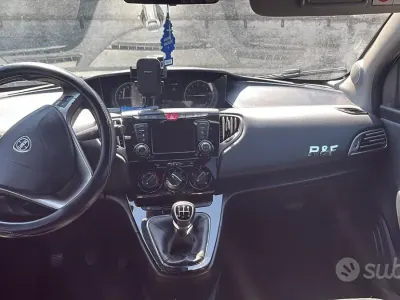 Usata Lancia Ypsilon 69 CV (50 kW) 2015 Nero Utilitaria