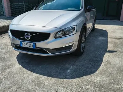 Usata Volvo V60 CC Momentum 150 CV (110 kW) 2016 Grigio Station wagon