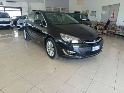 Usata Opel Astra Cosmo 110 CV (80 kW) 2013 Nero Berlina