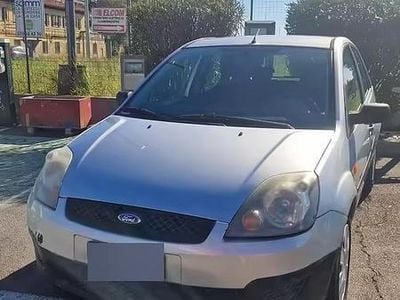 Usata Ford Fiesta Ghia 68 CV (50 kW) 2006 Grigio Utilitaria