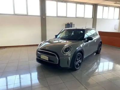 Usata Mini ONE Classic 102 CV (75 kW) 2022 Bi color nero Utilitaria