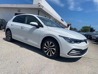 Begagnad VW Golf VIII Active 115 HK (84 kW) 2021 Vit Sedan