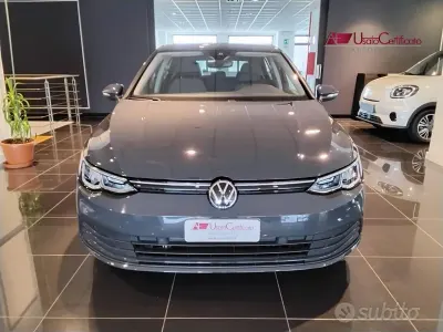 Usado VW Golf VIII Life 116 CV (85 kW) 2022 Gris Berlina