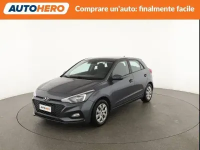 Usado Hyundai i20 Advanced 75 HP (55 kW) 2018 Cinzento Sedan