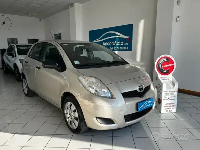 Usata Toyota Yaris 69 CV (50 kW) 2010 Giallo Utilitaria