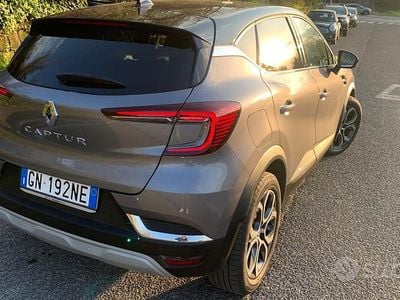 Usata Renault Captur Techno 101 CV (74 kW) 2023 Grigio SUV