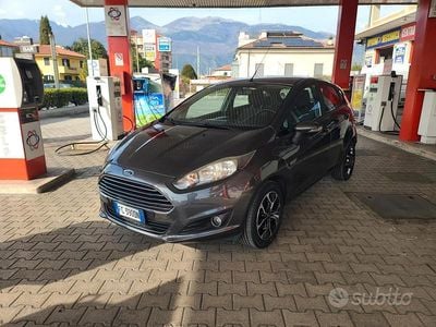 Usata Ford Fiesta 95 CV (69 kW) 2016 Grigio Berlina