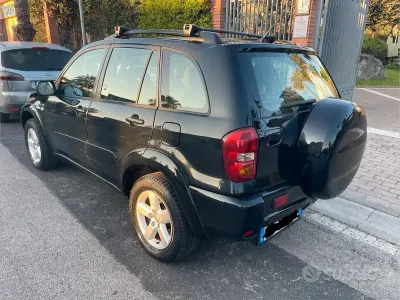 Second-hand Toyota RAV4 116 CP (85 kW) 2005 Negru SUV