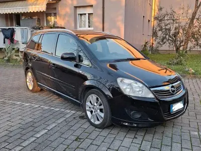 Usata Opel Zafira 125 CV (91 kW) 2011 Nero Monovolume