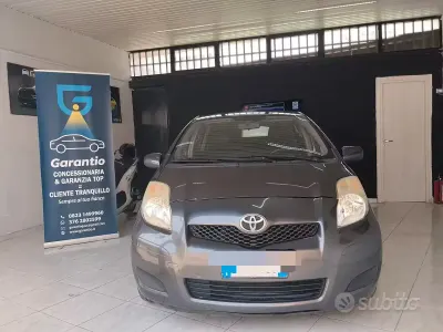 Usata Toyota Yaris 69 CV (50 kW) 2009 Grigio Utilitaria