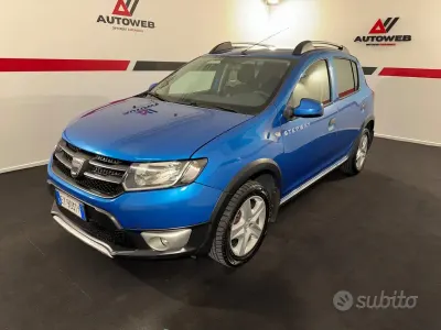 Usata Dacia Sandero Prestige 90 CV (66 kW) 2015 Bluazzurro SUV