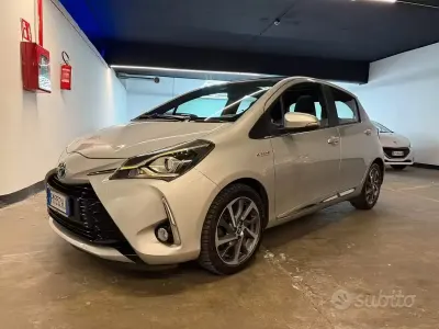Usata Toyota Yaris Hybrid Style 99 CV (72 kW) 2017 Grigio Berlina