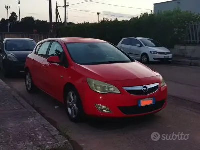 Usata Opel Astra 110 CV (80 kW) 2010 Rosso Berlina