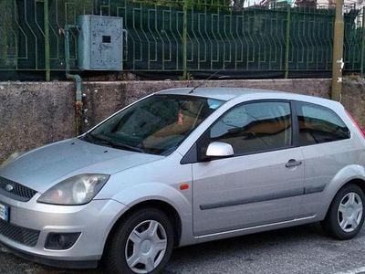 Usado Ford Fiesta 75 HP (55 kW) 2006 Cinzento Citadino