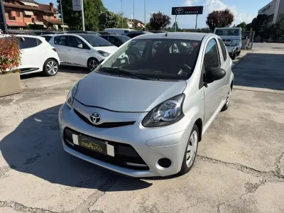 Usata Toyota Aygo Connect Style 68 CV (50 kW) 2012 Argento Utilitaria