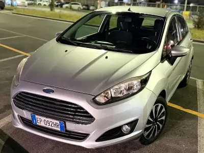 Usata Ford Fiesta 80 CV (58 kW) 2013 Grigio Berlina