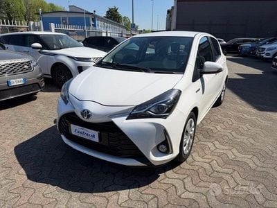 Usata Toyota Yaris Hybrid Active 73 CV (53 kW) 2019 Bianco Berlina