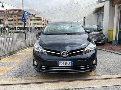 Usata Toyota Verso Active 111 CV (81 kW) 2016 Blu scuro metallizzato Monovolume