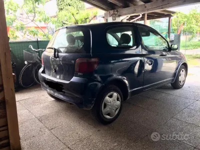 Begagnad Toyota Yaris 68 HK (50 kW) 2003 Blå Halvkombi