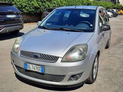 Usata Ford Fiesta Titanium 68 CV (50 kW) 2007 Argento Utilitaria