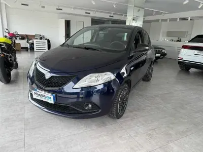 Usata Lancia Ypsilon Gold 95 CV (69 kW) 2018 Blu Utilitaria