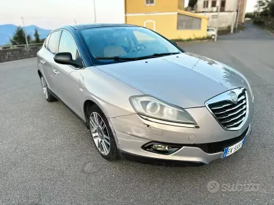 Usata Lancia Delta 190 CV (139 kW) 2011 Marrone Utilitaria