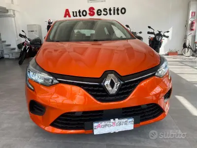 Usata Renault Clio V Techno 101 CV (74 kW) 2023 Arancione Berlina