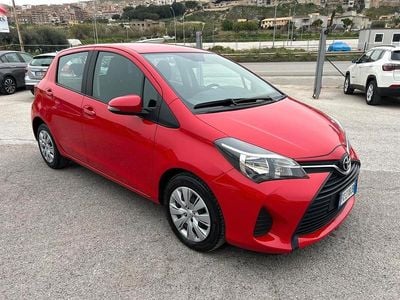 Usata Toyota Yaris Lounge 89 CV (65 kW) 2016 Rosso Berlina