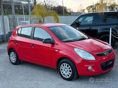 Usata Hyundai i20 Comfort 74 CV (54 kW) 2010 Rosso Utilitaria