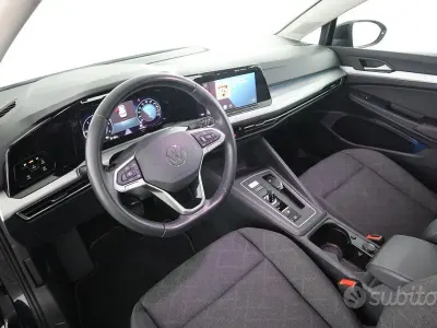 Usata VW Golf VIII Life 116 CV (85 kW) 2024 Nero perla Berlina