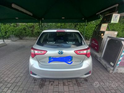Usata Toyota Yaris Hybrid 73 CV (53 kW) 2017 Grigio Utilitaria