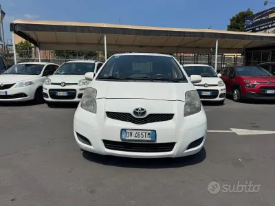 Usata Toyota Yaris 90 CV (66 kW) 2009 Bianco Utilitaria