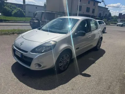 Occasion Renault Clio III Dynamique 103 PK (75 kW) 2010 Zilver Sedan