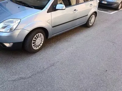 Usata Ford Fiesta 68 CV (50 kW) 2005 Bluazzurro Utilitaria
