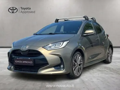 Usata Toyota Yaris Hybrid Lounge 131 CV (96 kW) 2024 Bronzo Berlina