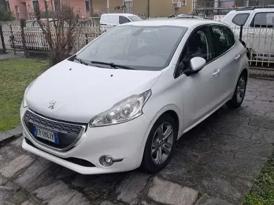 Usata Peugeot 208 Allure 82 CV (60 kW) 2013 Bianco Utilitaria
