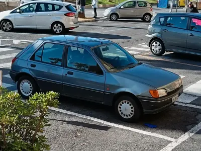 Usata Ford Fiesta Ghia 53 CV (38 kW) 1990 Grigio Utilitaria