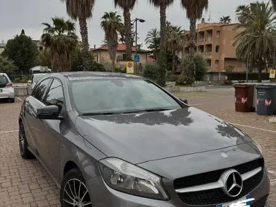 Usata Mercedes A180 109 CV (80 kW) 2016 Grigio Berlina