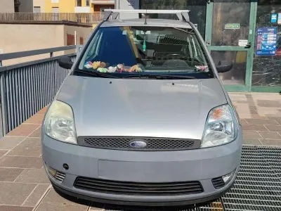 Usata Ford Fiesta Ghia 75 CV (55 kW) 2005 Grigio Utilitaria