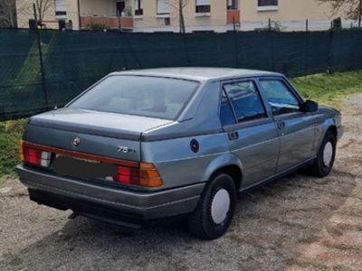 Usata Alfa Romeo 75 110 CV (80 kW) 1988 Verde Berlina