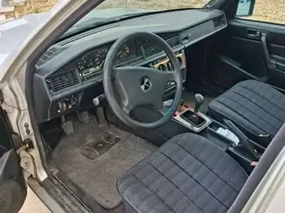 Usata Mercedes 190 122 CV (89 kW) 1992 Blu/azzurro Berlina