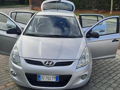Usata Hyundai i20 Comfort 78 CV (57 kW) 2009 Argento Utilitaria